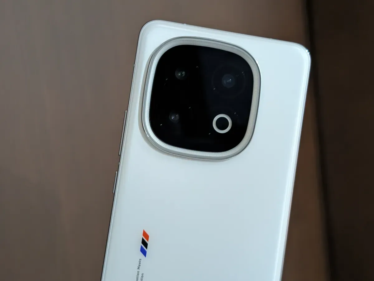 IQOO 13 Gets September 2025 Update With Security Patch and Performance Fixes