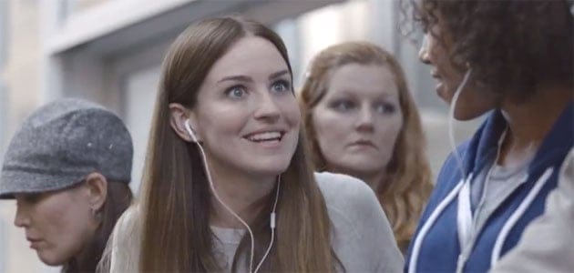 Watch latest Samsung commercial of Galaxy S3, taking jest at Apple fans