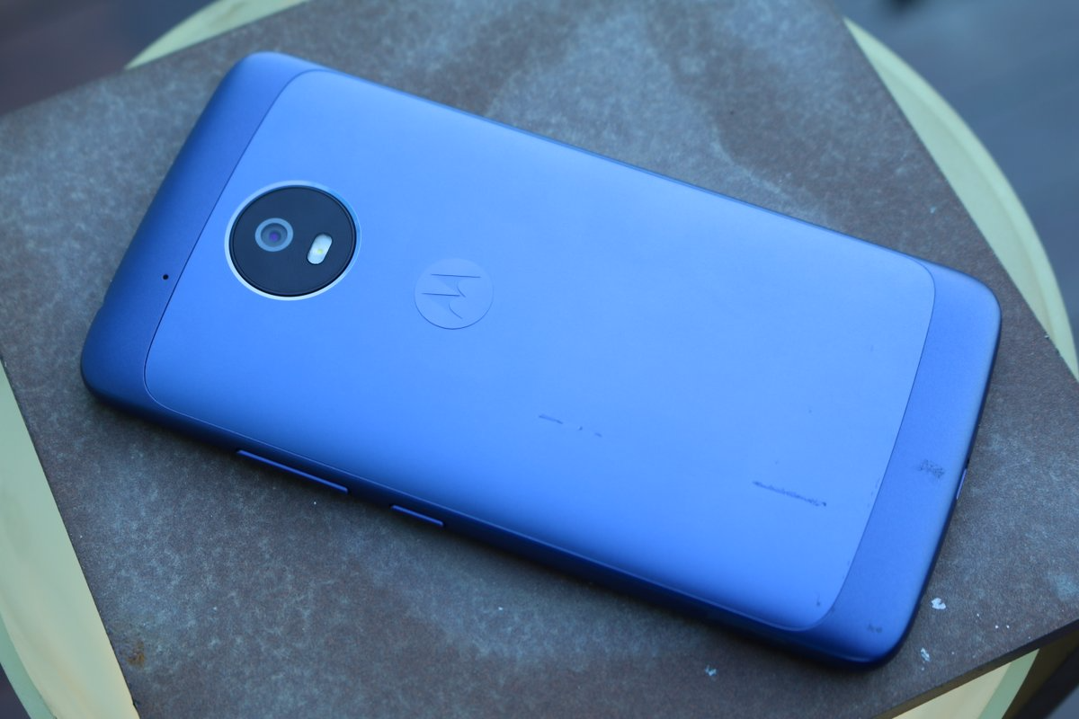 Blue Moto G5 gets hands-on treatment [Video]