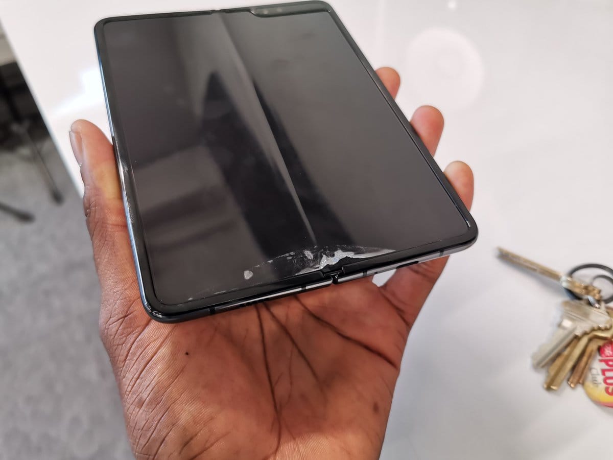 Samsung Galaxy Fold display issues (2)