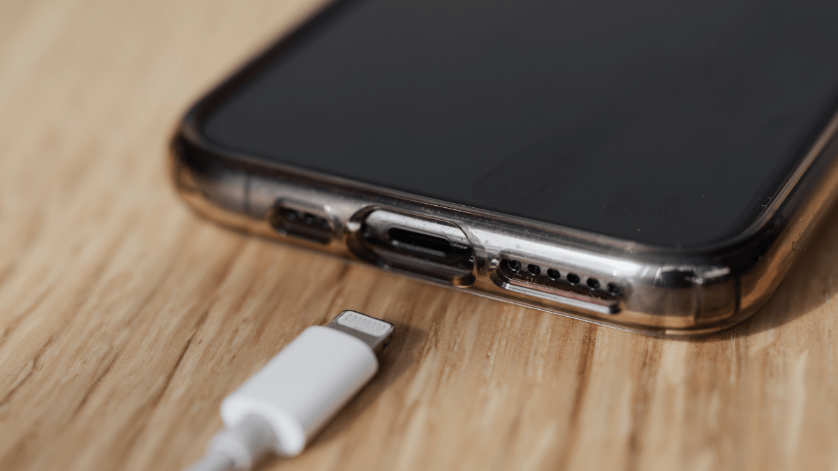 iPhone 12 No Charger Issue? Here’s Why, and Best iPhone 12 Chargers to Buy