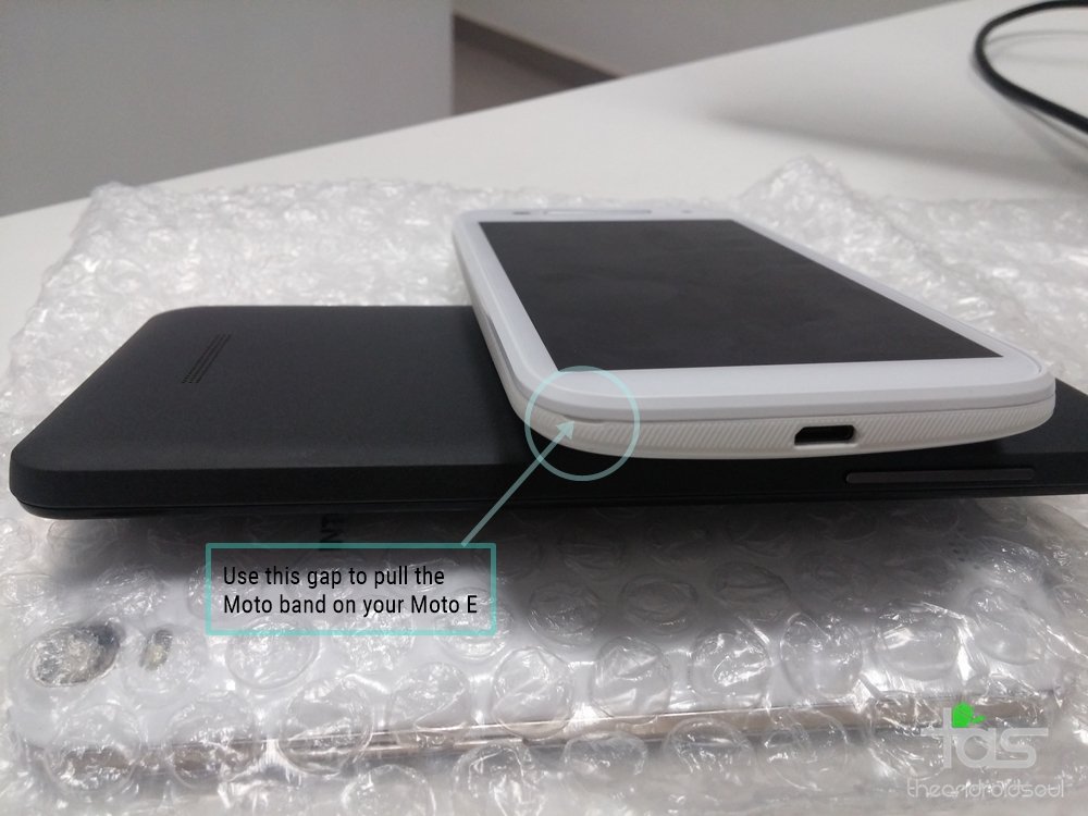 How to Open Moto E band and insert SIM card and microSD card